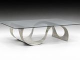 une table basse en verre avec un piètement métallique incurvé et un plateau en verre