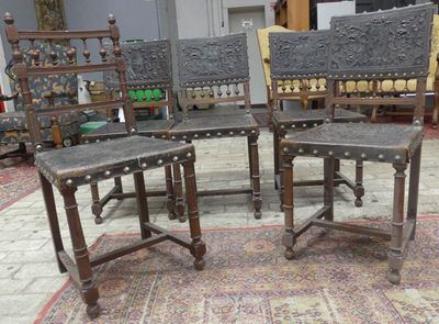 Un lot de cinq CHAISES dans le style d'Henri II cuir dont un…
