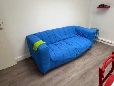 un canapé bleu dans un coin de la pièce
