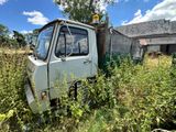 un vieux camion abandonné dans les herbes hautes