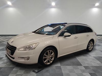 la voiture blanche est garée sur un sol en damier dans le garage