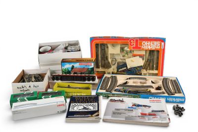 une boîte de rails de train et une boîte contenant plusieurs boîtes de rails de train