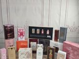 un grand nombre de boîtes posées sur une table