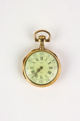 une montre de poche en or avec des chiffres romains