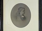 une vieille photo d'une femme en manteau de fourrure, dans un cadre noir