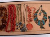 une photo d'une vitrine présentant divers colliers et bracelets
