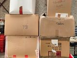 de nombreux cartons empilés les uns sur les autres dans un entrepôt