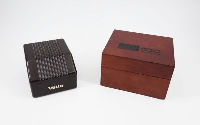une petite boîte en bois et une petite boîte en bois