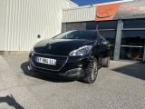 la voiture noire est garée devant un bâtiment dans un parking