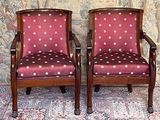 deux chaises assises l'une à côté de l'autre sur un tapis