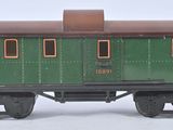 un wagon vert avec un toit marron sur fond blanc