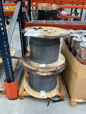 une grande pile de câbles posée sur une palette dans un entrepôt