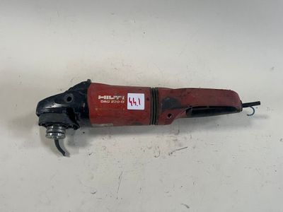 un coupe-cordon rouge et noir posé sur une surface blanche