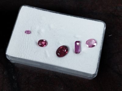 une boîte blanche sur laquelle figurent trois losanges de couleurs différentes