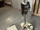 une machine posée sur le sol d'une pièce