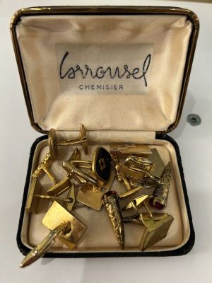 une boîte contenant un lot de boutons de manchette en or