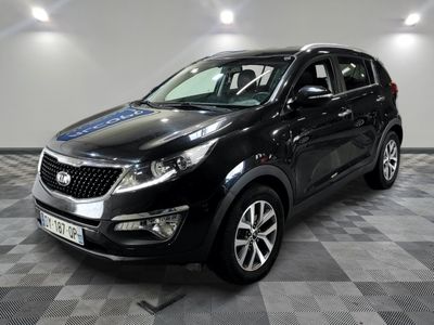 le 4x4 noir est garé sur un sol en damier dans le garage