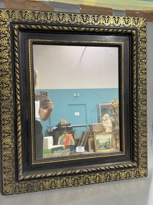 une photo d'une photo d'un homme en train de se prendre en photo dans un miroir