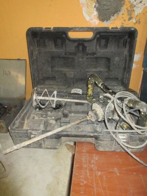 une caisse d'outils avec des outils à l'intérieur, posée sur le sol