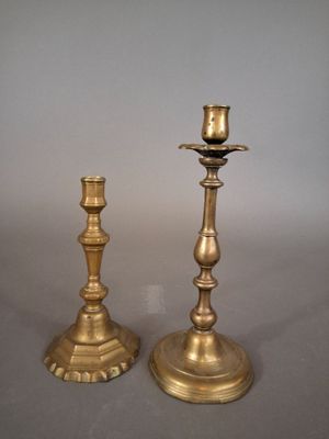 paire de chandeliers anciens en laiton sur fond gris
