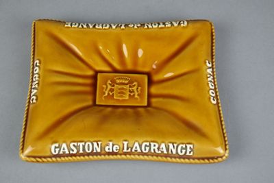 CENDRIER en céramique émaillé ocre, en forme de coussin à dé…