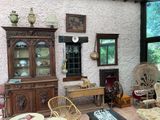 un salon avec beaucoup de meubles et une grande fenêtre