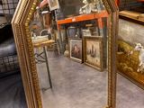 un miroir posé par terre à côté d'autres objets