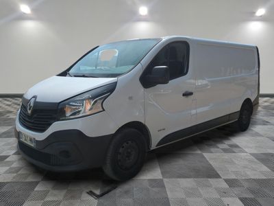 la camionnette blanche est garée sur un sol carrelé en damier