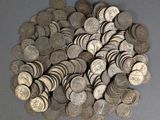 une pile de pièces d'argent sur une table