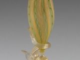 une paire de vases en verre jaunes et verts posés sur une table