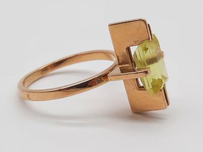 l'image d'une bague en or contenant une pierre verte
