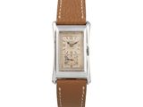 gros plan d'une montre sur fond blanc avec un bracelet marron