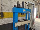la photo d'une machine qui se trouve dans un garage