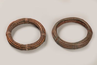 deux morceaux de bois sont posés l'un à côté de l'autre sur une surface blanche