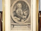 une vieille photo représentant un homme tenant un oiseau dans la main