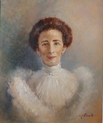 portrait d'une femme en robe blanche portant un collier de perles