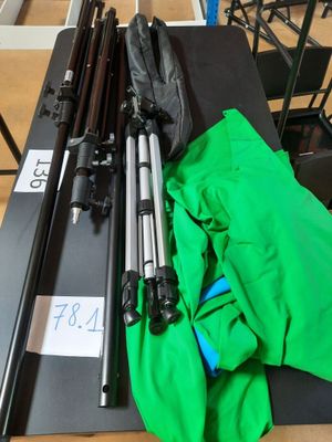 une veste verte et une paire de skis posés sur une table