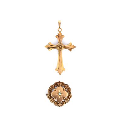 une croix en or et une broche sur fond blanc, avec un fond blanc