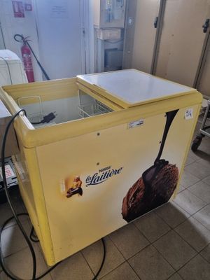 une machine à glaces posée par terre