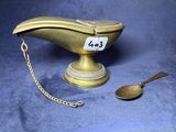 une assiette en or sur laquelle sont posées une cuillère et une autre cuillère