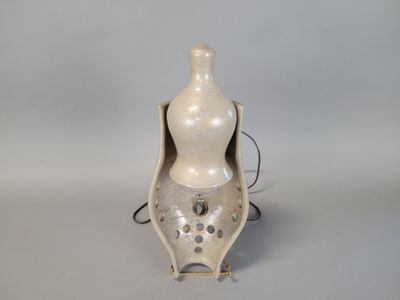 un vase blanc posé sur une table