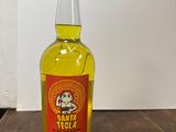 une photo d'une bouteille de bière posée sur une table en bois