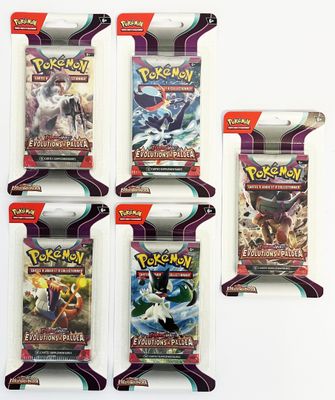 Trois paquets de cartes à collectionner Pokémon sont exposés sur une surface blanche.