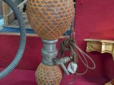 une lampe posée sur une table devant un miroir