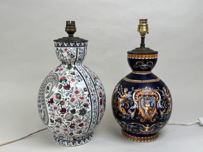 deux vases posés l'un à côté de l'autre sur une table