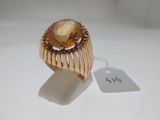 une image représentant une bague en or sertie d'une pierre