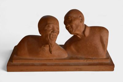 deux figurines représentant un homme et une femme, posées sur une table
