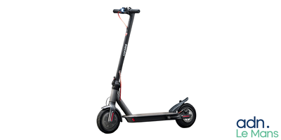 un scooter posé sur une surface blanche