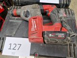 une perceuse sans fil et un marteau perforateur sans fil exposés