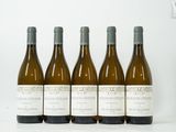 six bouteilles de vin sont alignées sur une surface blanche